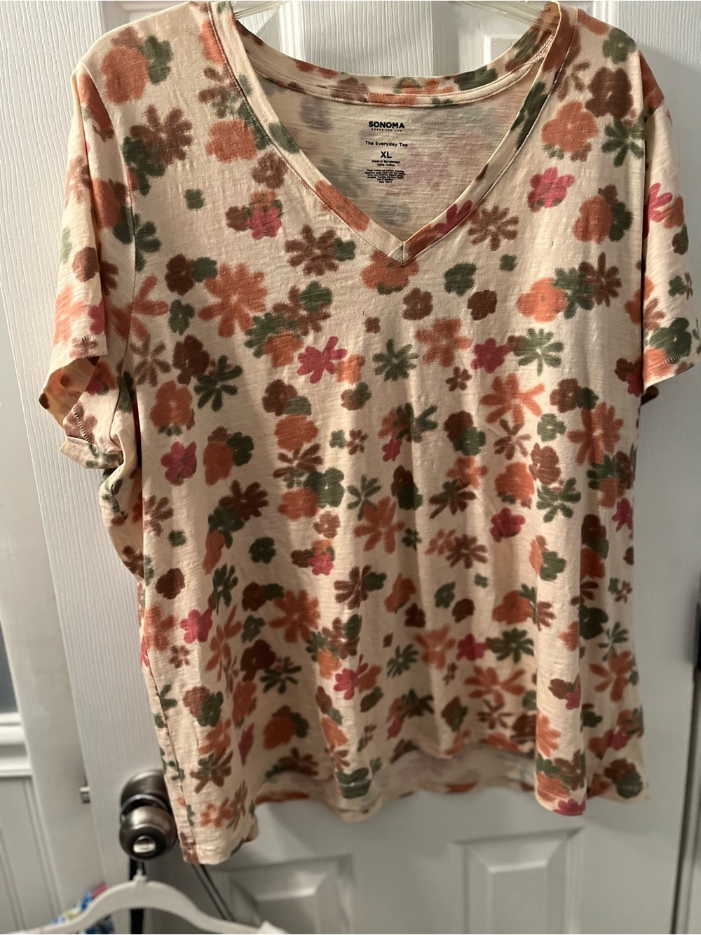 SONOMA Floral V-Neck Tee in Cream with Autumn Blooms Like new.